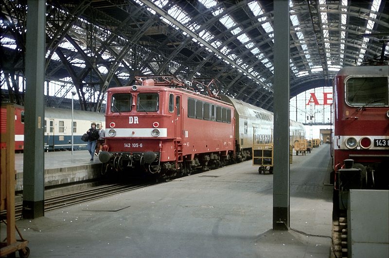 Hauptbahnhof - S-Bahn-Zug Richtung Miltitzer Allee auf Gleis 7 (1992) 