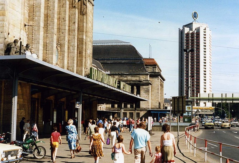 Leipzig - Hauptbahnhof und das Wintergartenhochhaus im August 1988 