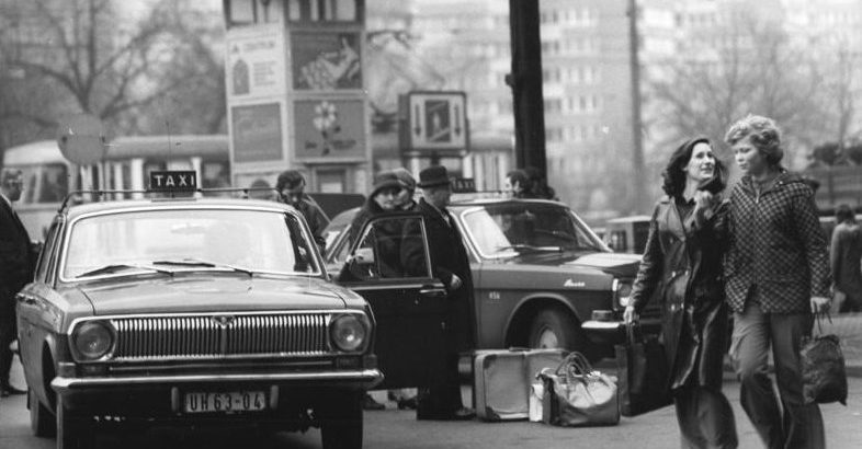 Taxis vor dem Leipziger Hauptbahnhof (1974)