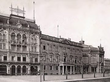 Das Gesellschaftshaus Harmonie (1887–1943) zwischen Café Bauer und dem Panorama am Roßplatz in Leipzig (heute nordöstlicher Teil der Freifläche Wilhelm-Leuschner-Platz)
