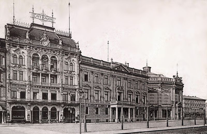  Das Gesellschaftshaus Harmonie (1887–1943) zwischen Café Bauer und dem Panorama am Roßplatz in Leipzig (heute nordöstlicher Teil der Freifläche Wilhelm-Leuschner-Platz)