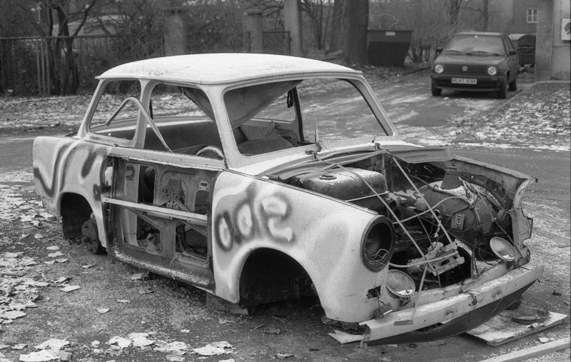 Leipzig - Ausgeschlachteter und mit Graffiti besprayter PKW Trabant (1990)