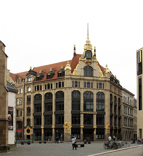 Der restaurierte Jugendstilbau der Commerzbank (2009) an der Stelle des ehemaligen Amtshauses 
