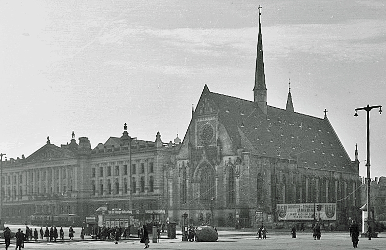 Augustusplatz mit Augusteum und Universitätskirche St. Pauli
