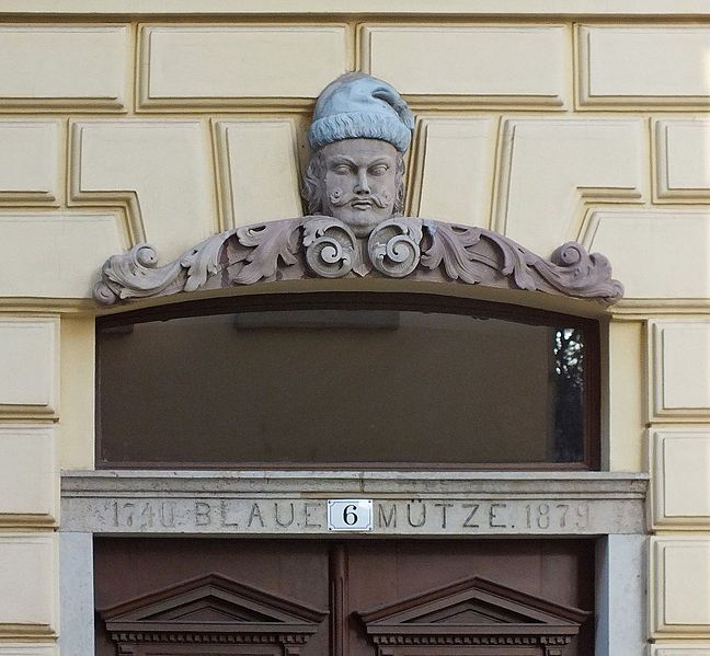 Das Hauszeichen des ehemaligen Gasthofs Blaue Mütze in Leipzig, jetzt am Wohnhaus Lortzingstraße 6