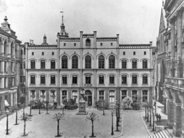 Das Bornerianum mit dem Leibnizdenkmal im Hof der Universität Leipzig (um 1900)