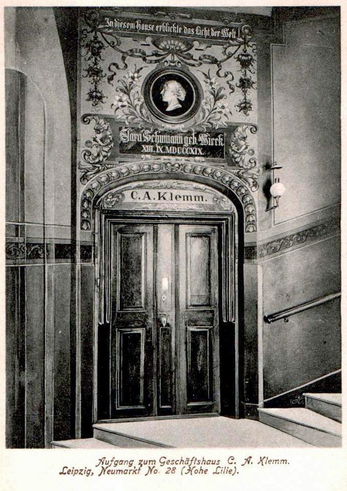 Als Gedenkort gestaltete Tür zur ehemaligen Wohnung Wieck im Haus Hohe Lilie in Leipzig, in der Clara Schumann geboren wurde