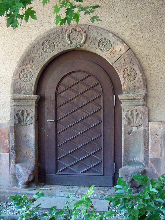 Portal aus dem Hof des Alten Johannishospitals in Leipzig, jetzt neben dem Eingang zum Grassimuseum
