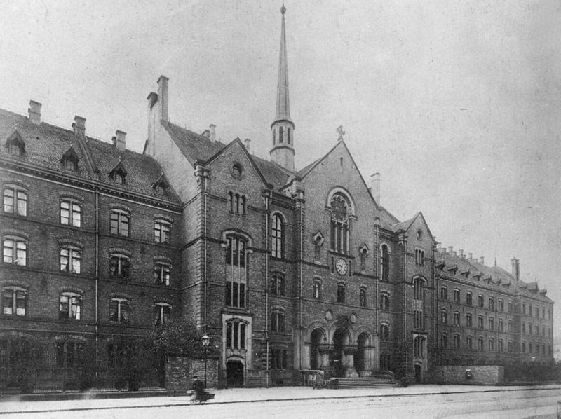 Die Straßenfront des Neuen Johannishospitals um 1910