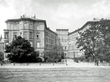 Das von Carl Heine 1846-1848 errichtete Wohnhaus - genannt Das Hufeisen - auf dem Gelände des ehemaligen Rudolphschen Gartens an der Promenade An der Pleiße in Leipzig um 1890 (ab 1898 Rathausring, seit 1933 Martin-Luther-Ring. Links Teil der alten katholischen Trinitatiskirche.