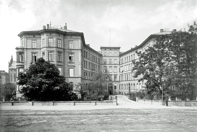 Das von Carl Heine 1846-1848 errichtete Wohnhaus - genannt Das Hufeisen - auf dem Gelände des ehemaligen Rudolphschen Gartens an der Promenade An der Pleiße in Leipzig um 1890 (ab 1898 Rathausring, seit 1933 Martin-Luther-Ring. Links Teil der alten katholischen Trinitatiskirche.