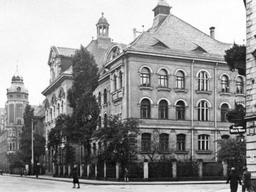 Königin-Carola-Gymnasium in Leipzig, Elisenstraße 62, im Hintergrund das Amtsgericht