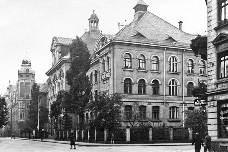 Königin-Carola-Gymnasium in Leipzig, Elisenstraße 62, im Hintergrund das Amtsgericht