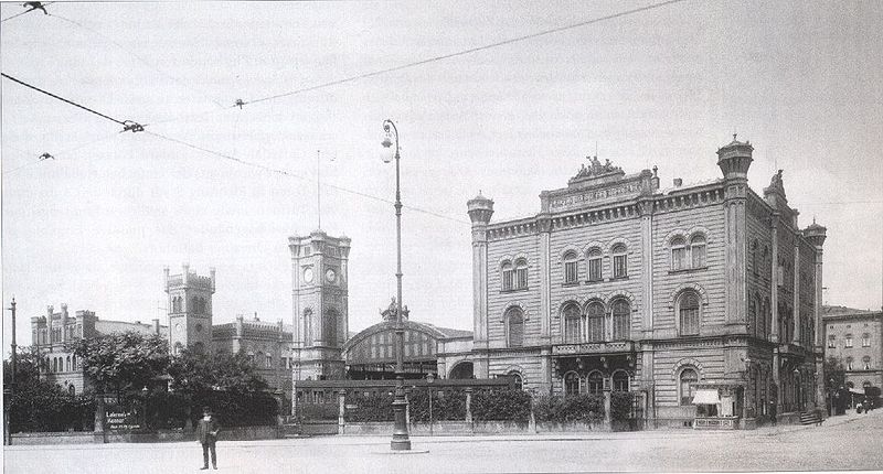 Der Magdeburger (links im Bild) und der Dresdner Bahnhof (rechts) in Leipzig (um 1900)