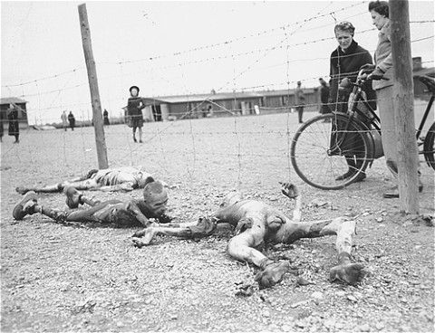 Entsetzte deutsche Zivilisten, die gezwungen waren, in das Lager zu kommen, untersuchen die Leichen der Gefangenen, die bei der Evakuierung des KZ Leipzig-Thekla von der SS ermordet wurden.