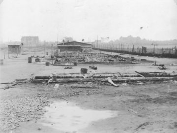 Blick auf die Überreste völlig heruntergebrannter Holzbaracken des Buchenwalder Außenlagers Leipzig-Thekla nach einem Massaker der SS