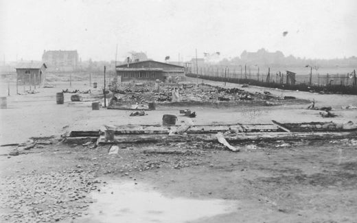 Blick auf die Überreste völlig heruntergebrannter Holzbaracken des Buchenwalder Außenlagers Leipzig-Thekla nach einem Massaker der SS