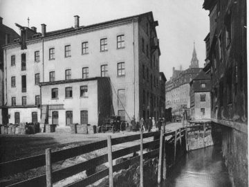 Die Barfußmühle im Jahre 1898 mit der Matthäikirche im Hintergrund, vorn der Abschlaggraben