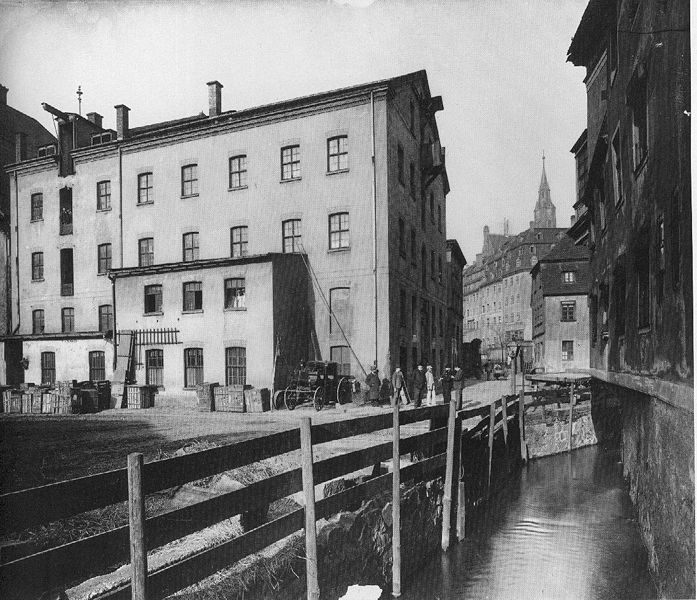 Die Barfußmühle im Jahre 1898 mit der Matthäikirche im Hintergrund, vorn der Abschlaggraben