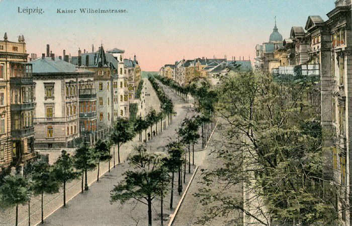 Die Kaiser-Wilhelm-Straße (heute August-Bebel-Straße) in Leipzig auf Höhe der Mahlmannstraße Blickrichtung süden, Ansichtskarte, 1911 / Public Domain
