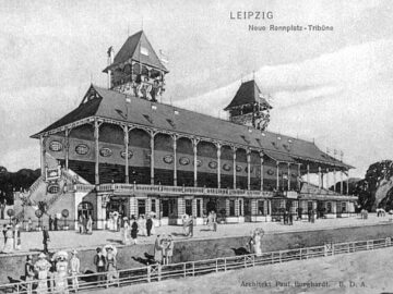 Ansicht von Tribüne und Rennbahn am Scheibenholz mit Hinweis auf den Architekten Otto Paul Burghardt; Postkarte um 1907