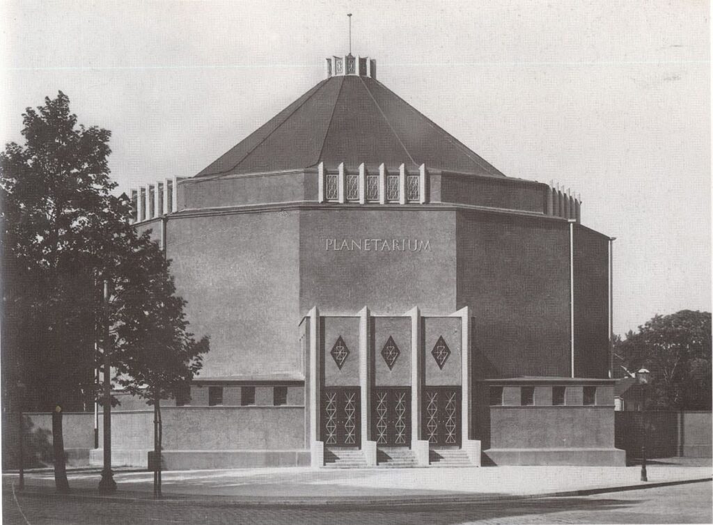 Das Planetarium in der Pfaffendorfer Straße Ecke Kickerlingsberg um 1927. Das Planetarium wurde am 20. Mai 1926 eingeweiht und fasste 600 Zuschauer. Es wurde am 4. Dezember 1943 durch einen Bombenangriff zerstört und nicht wieder aufgebaut. / Public Domain