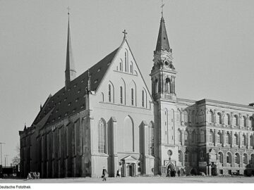 Blick auf die Universitätskirche St. Pauli am Karl-Marx-Platz (heute: Augustusplatz) (Ergänzung der Originalbildunterschrift: Der Karl-Marx-Platz befindet sich auf der anderen Seite der Kirche, diesseits war ehemals der Pauliner-(Innen-)Hof der Universität.)