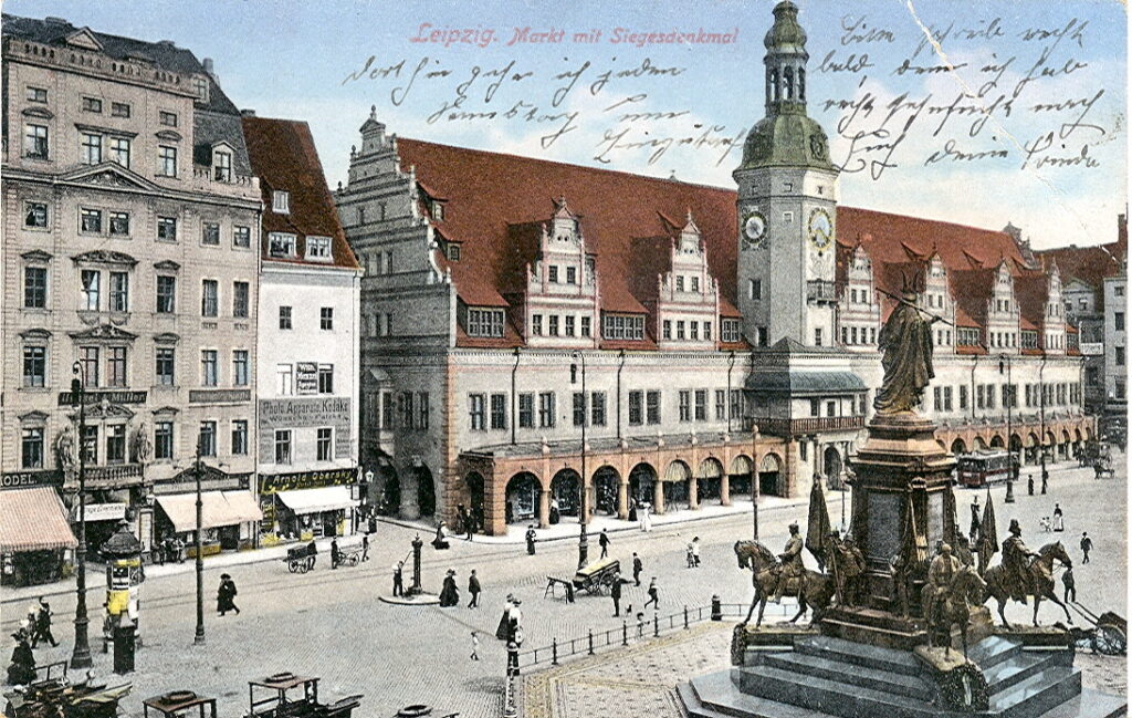 Postkarte, datiert 31.3.1917. Titel: "Leipzig - Markt mit Siegesdenkmal" / Public Domain