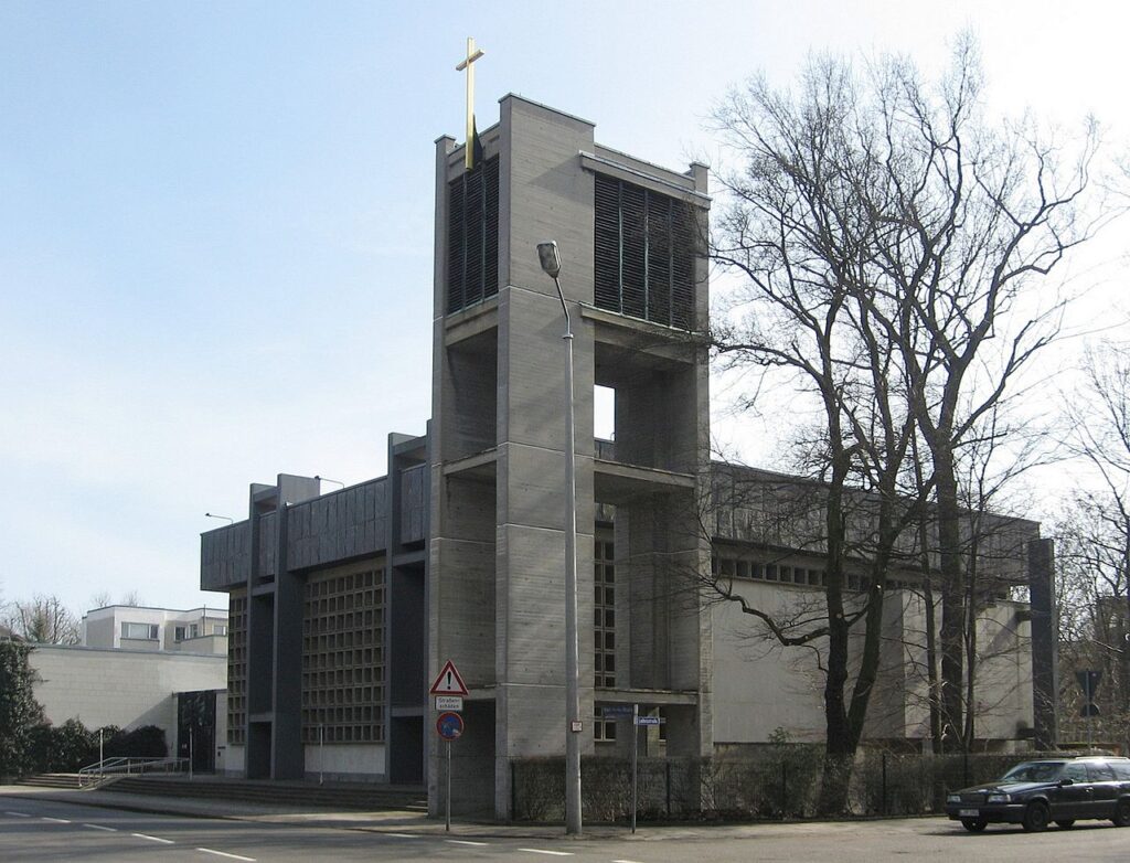 Nachfolgebau von 1982 / <a href="https://commons.wikimedia.org/wiki/File:Gemeindezentrum_St_Trinitatis_Leipzig-2.jpg">Gemeindezentrum_St_Trinitatis_Leipzig.jpg: Lumu (Diskussion)derivative work: Rabanus Flavus (Diskussion)</a>, <a href="https://creativecommons.org/licenses/by-sa/3.0">CC BY-SA 3.0</a>, via Wikimedia Commons