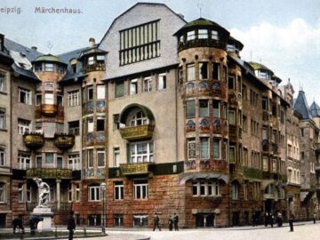 Platz am Künstlerhaus (seit 1922: Nikischplatz), so genanntes Märchenhaus Das für Leipzig bedeutende Beispiel der Jugendstilarchitektur wurde 1906/1907 von dem Architekten Raymund Brachmann erbaut und am 4. Dezember 1943 zerstört. / Public Domain