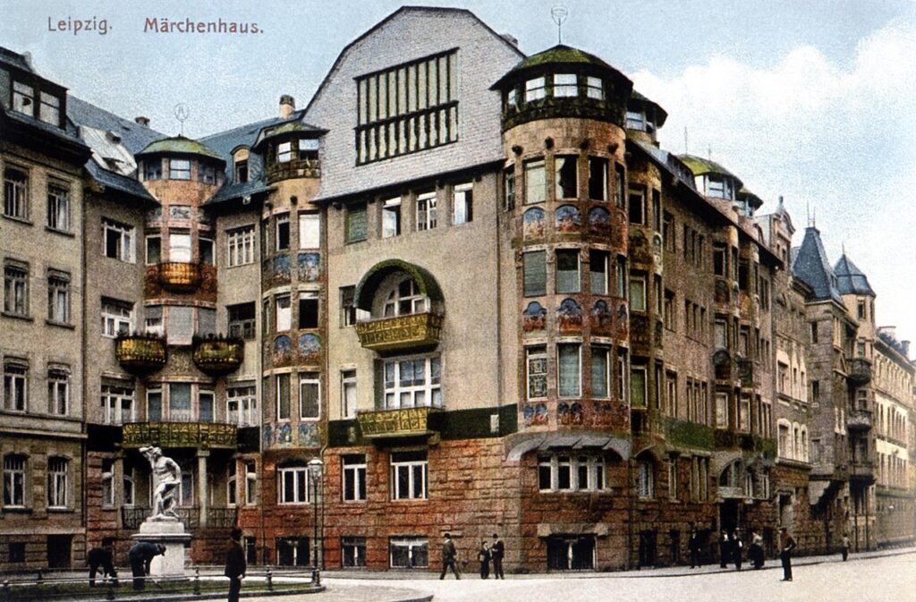 Platz am Künstlerhaus (seit 1922: Nikischplatz), so genanntes MärchenhausDas für Leipzig bedeutende Beispiel der Jugendstilarchitektur wurde 1906/1907 von dem Architekten Raymund Brachmann erbaut und am 4. Dezember 1943 zerstört. / Public Domain