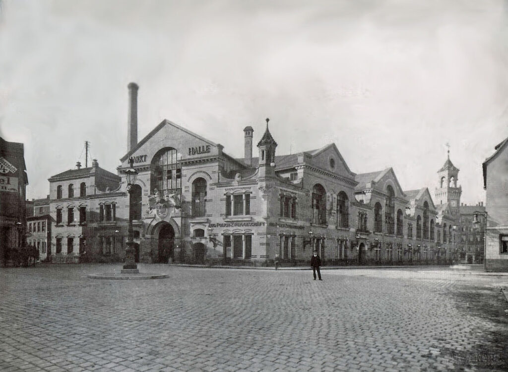  Die Markthalle um 1900. Erbaut durch Hugo Licht und eröffnet am 2. Januar 1891 / Public Domain