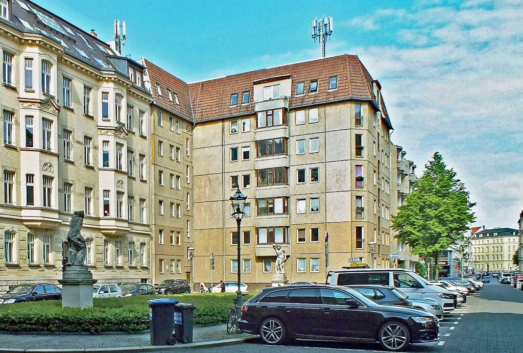  Der Nachfolgebau des Märchenhauses am Nikischplatz in Leipzig, 2020 / <a href="https://commons.wikimedia.org/wiki/File:Nikischplatz_cropped.jpg">Martin Geisler</a>, <a href="https://creativecommons.org/licenses/by-sa/4.0">CC BY-SA 4.0</a>, via Wikimedia Commons