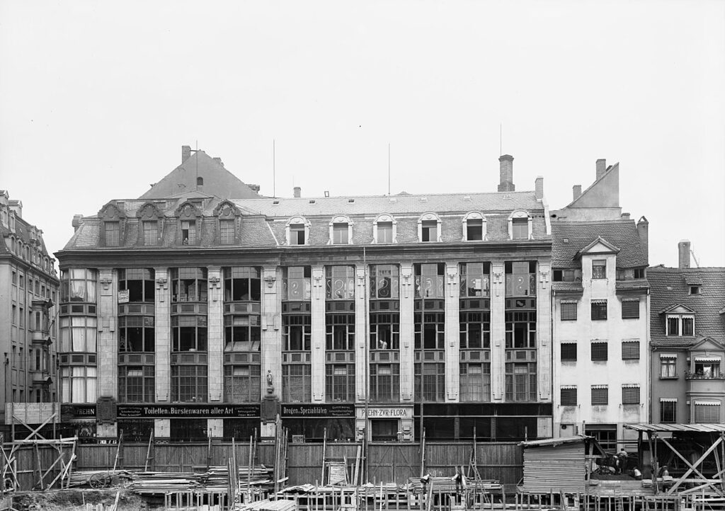 Seitenansicht des Hauses zur Flora über das Preußergäßchen, ca. 1913 / Public Domain