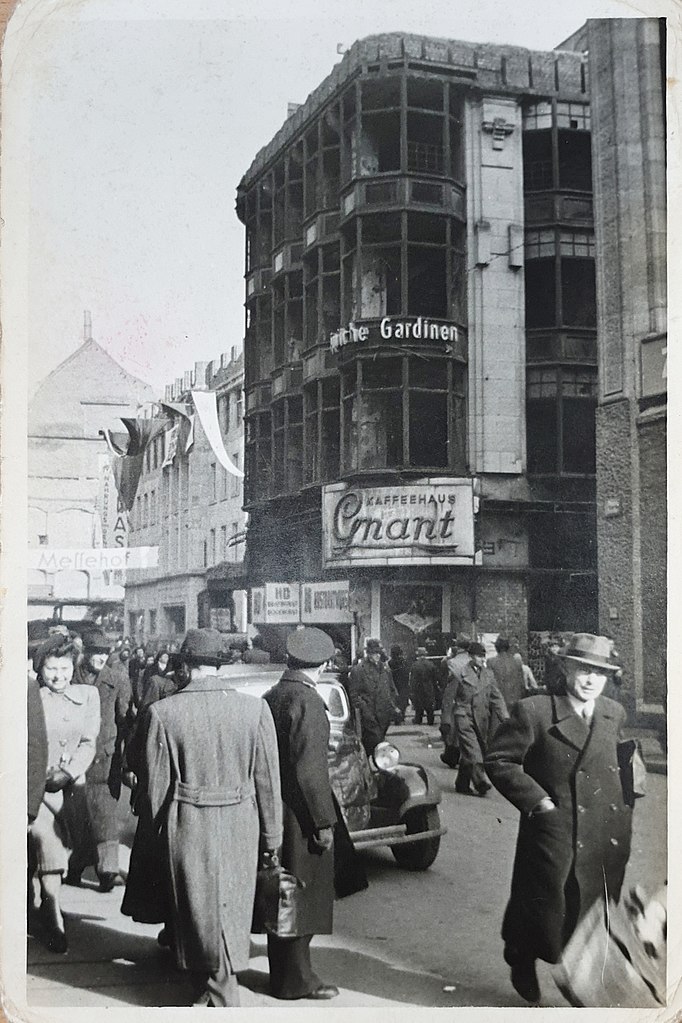  Ruine Haus zur Flora mit HO-Imbiss, ca. 1952 / <a href="https://commons.wikimedia.org/wiki/File:1952_Haus_zur_Flora_mit_HO_Imbiss.jpg">Ingrid Roth</a>, CC0, via Wikimedia Commons