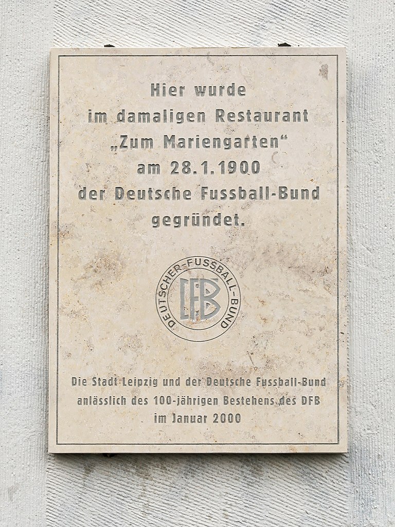 Tafel zu Gründung des DFB, Büttnerstraße 10 in Leipzig / <a href="https://commons.wikimedia.org/wiki/File:Leipzig_-_B%C3%BCttnerstra%C3%9Fe_-_10_01_ies_oG.jpg">Frank Vincentz</a>, <a href="https://creativecommons.org/licenses/by-sa/3.0">CC BY-SA 3.0</a>, via Wikimedia Commons