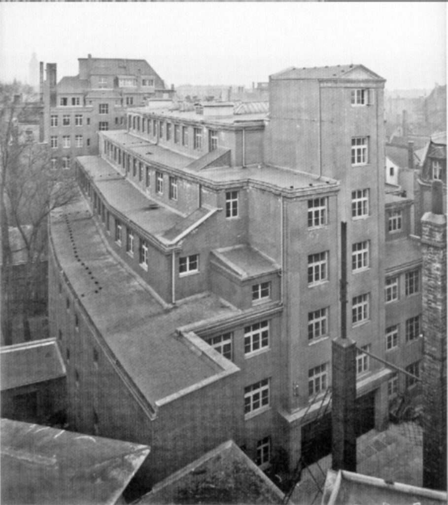  Großgarage Goldene Laute. Das Parkhaus im Hofgebäude, 1927 / Public Domain