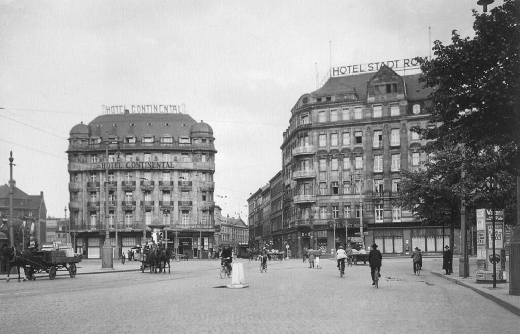 Das zweite Hotel Stadt Rom (rechts) an der Wintergartenstraße (1925) / Public Domain