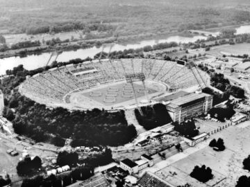 Sportfest-Sportschau-Blick auf das Zentralstadion während der Sportschau. Foto von der Generalprobe am 30.7.87 / Bundesarchiv, Bild 183-1987-0801-101 / CC-BY-SA 3.0, CC BY-SA 3.0 DE