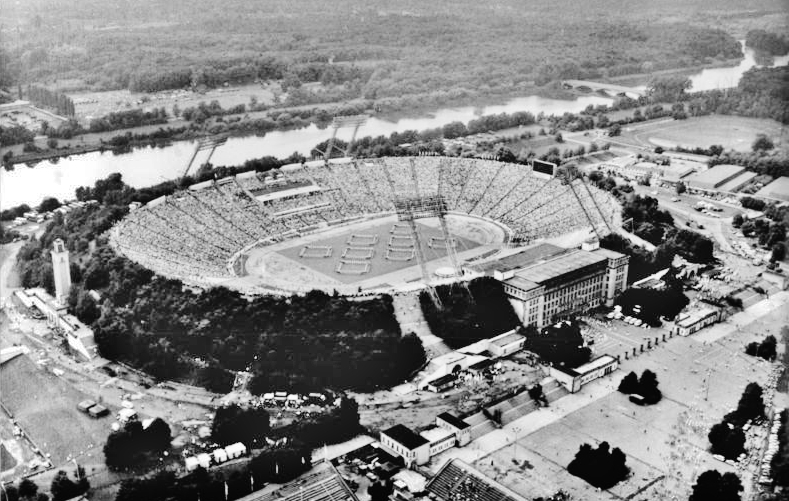 Sportfest-Sportschau-Blick auf das Zentralstadion während der Sportschau. Foto von der Generalprobe am 30.7.87 / <a href="https://commons.wikimedia.org/wiki/File:Bundesarchiv_Bild_183-1987-0801-101,_Leipzig,_Zentralstadion,_Sportfest.jpg">Bundesarchiv, Bild 183-1987-0801-101 / CC-BY-SA 3.0</a>, <a href="https://creativecommons.org/licenses/by-sa/3.0/de/deed.en">CC BY-SA 3.0 DE</a>