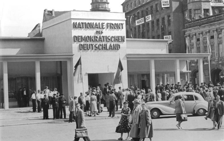 Pavillon der Nationalen Front an der Stelle von Jöchers Haus 1953 / <a href="https://commons.wikimedia.org/wiki/File:Bundesarchiv_Bild_183-21044-0131,_Leipzig,_Herbstmesse,_Pavillon_der_Nationalen_Front.jpg">Bundesarchiv, Bild 183-21044-0131 / CC-BY-SA 3.0</a>, <a href="https://creativecommons.org/licenses/by-sa/3.0/de/deed.en">CC BY-SA 3.0 DE</a>, via Wikimedia Commons