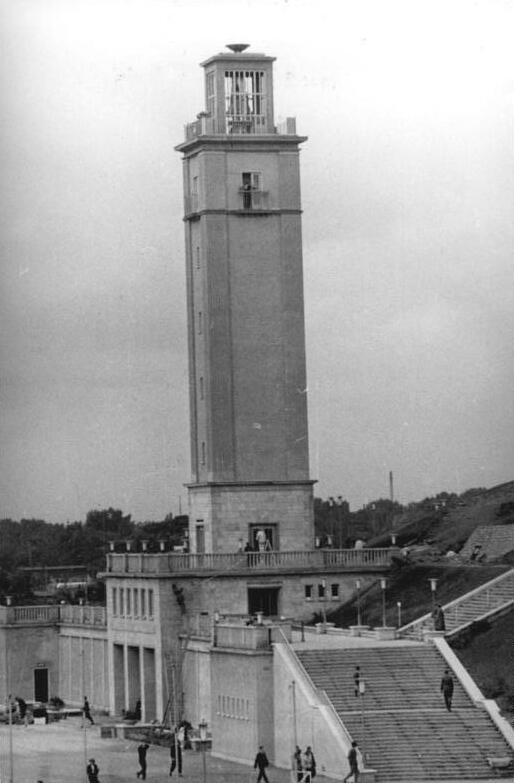 Glocken­turm des Zen­tralsta­dions, 1956 / <a href="https://commons.wikimedia.org/wiki/File:Bundesarchiv_Bild_183-40000-0091,_Leipzig,_Zentralstadion,_Glockenturm.jpg">Bundesarchiv, Bild 183-40000-0091 / CC-BY-SA 3.0</a>, <a href="https://creativecommons.org/licenses/by-sa/3.0/de/deed.en">CC BY-SA 3.0 DE</a>