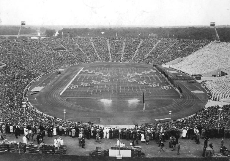 Deutsches Turn- und Sportfest in Leipzig Festlicher Aufmarsch und Sportschau der demokratischen Sportbewegung Im erstmals vollbesetzten, neuerbauten Zentralstadion in Leipzig fand am Sonnabend, dem 4.8.1956, vor 100 000 Zuschauern der festliche Aufmarsch und die Sportschau der demokratischen Sportbewegung statt. UBz: Blick vom Glockenturm während der Sportschau / <a href="https://commons.wikimedia.org/wiki/File:Bundesarchiv_Bild_183-40000-0226,_Leipzig,_Zentralstadion.jpg">Bundesarchiv, Bild 183-40000-0226 / CC-BY-SA 3.0</a>, <a href="https://creativecommons.org/licenses/by-sa/3.0/de/deed.en">CC BY-SA 3.0 DE</a>