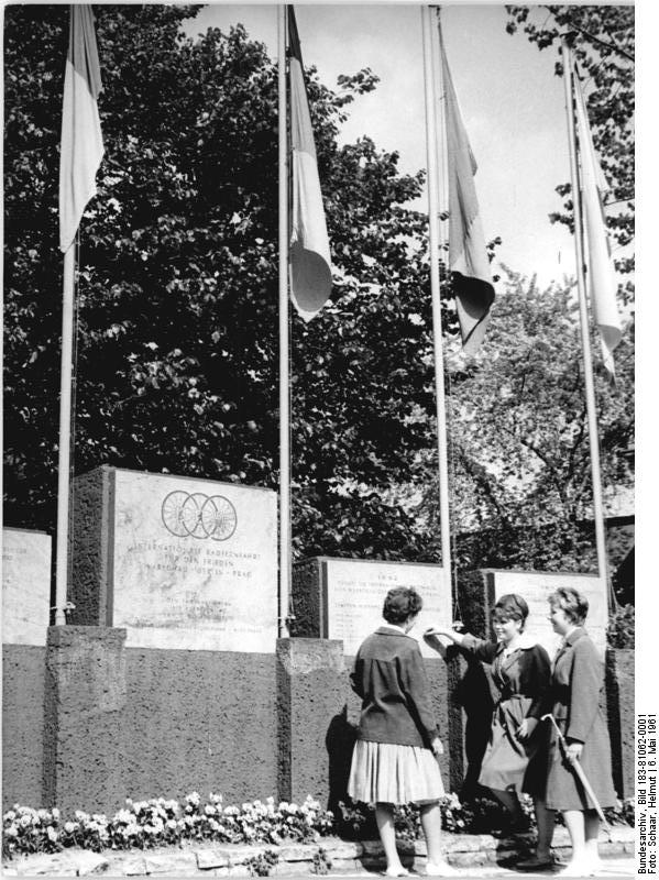 Bundesarchiv, Leipzig, Denkmal Friedensfahrt / <a href="https://commons.wikimedia.org/wiki/File:Bundesarchiv_Bild_183-81062-0001,_Leipzig,_Denkmal_Friedensfahrt.jpg">Bundesarchiv, Bild 183-81062-0001 / Schaar, Helmut / CC-BY-SA 3.0</a>, <a href="https://creativecommons.org/licenses/by-sa/3.0/de/deed.en">CC BY-SA 3.0 DE</a>, via Wikimedia Commons