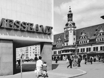 Durchgang zum Markt (1968) / Bundesarchiv, Bild 183-G0603-0027-001 / CC-BY-SA 3.0, CC BY-SA 3.0 DE, via Wikimedia Commons