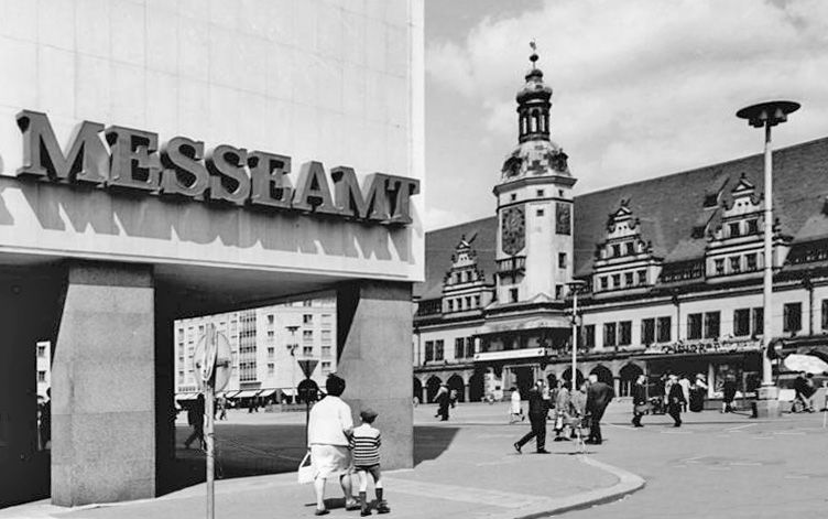 Durchgang zum Markt (1968) / <a href="https://commons.wikimedia.org/wiki/File:Bundesarchiv_Bild_183-G0603-0027-001,_Leipzig,_%22Altes_Rathaus%22,_Messeamt.jpg">Bundesarchiv, Bild 183-G0603-0027-001 / CC-BY-SA 3.0</a>, <a href="https://creativecommons.org/licenses/by-sa/3.0/de/deed.en">CC BY-SA 3.0 DE</a>, via Wikimedia Commons