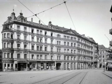 Vorderhaus des Königin Carola-Bades in Leipzig, um 1905 / Public Domain