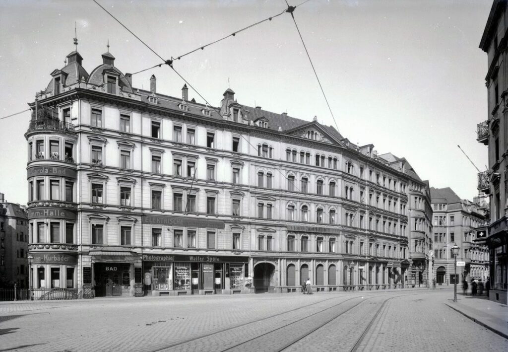  Vorderhaus des Königin Carola-Bades in Leipzig, um 1905 / Public Domain