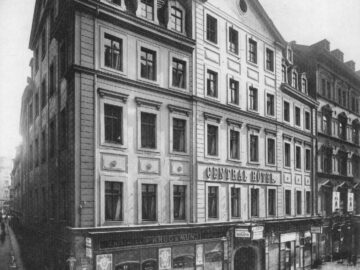 Petersstraße Nr. 25 / Preußergäßchen, Central Hotel mit 120 Zimmern. Bis 1887 unter den Namen Hotel de Baviére. An dieser Stelle wurde später 1912 das Kaufhaus Althoff (später Centrum-Warenhaus, heute (2013) Karstadt) erbaut. / Public Domain