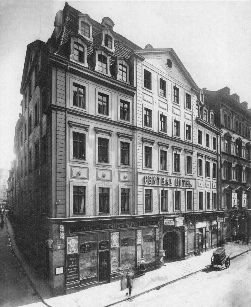  Petersstraße Nr. 25 / Preußergäßchen, Central Hotel mit 120 Zimmern. Bis 1887 unter den Namen Hotel de Baviére. An dieser Stelle wurde später 1912 das Kaufhaus Althoff (später Centrum-Warenhaus, heute (2013) Karstadt) erbaut. / Public Domain